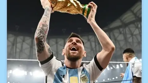 帕雷德斯被换下后怒掷水瓶，无视拉涅利寒暄